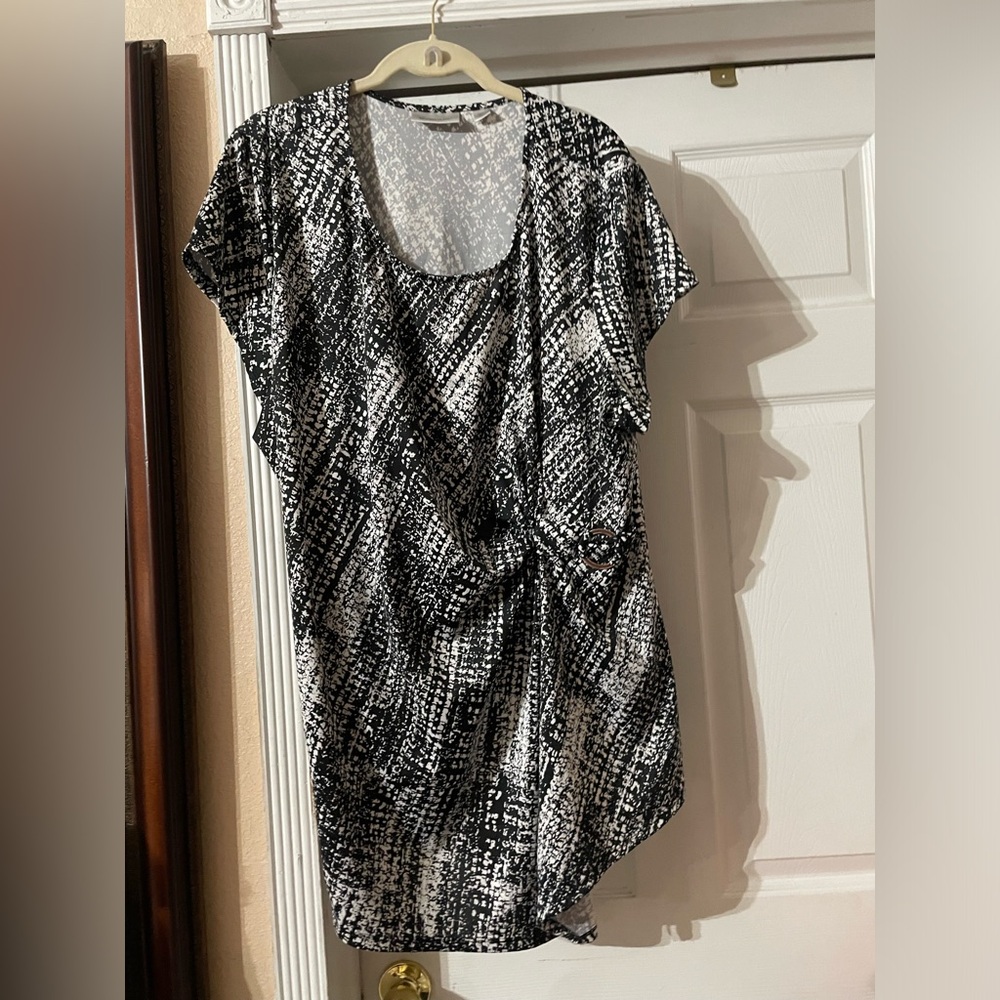Avenue Stylish Black and White asymetrical Top with silver ring size 3/4X 🌹BG 08